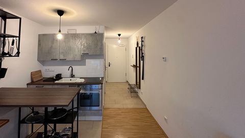 Discover your new home in Dresden Friedrichstadt, perfectly located right next to the university hospital. The 35 sqm apartment is already equipped with everything you need: 140x200cm bed, large height-adjustable desk (170x80cm), Kitchen with oven, f...