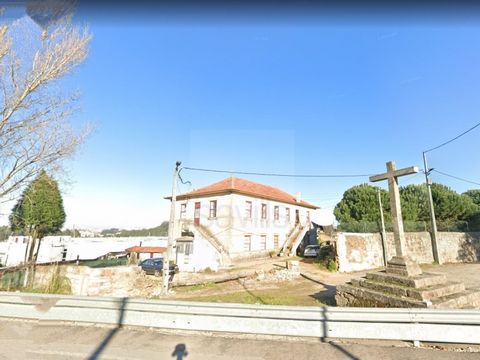 House with 2 floors to recover, inserted in a land with 1285 m2, in Valadares. Located in an area where you can find a pharmacy, supermarkets, restaurants, 3 km from Madalena beach. Next to the center of Gulpilhares. Quick access to the North/South m...