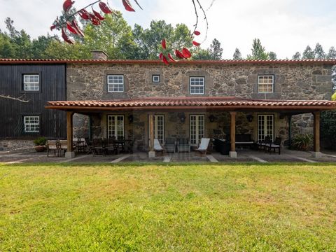 Quinta da Mata consists of a beautiful property with pine forest / woods with about 4 hectares. It has a main house, magnificently decorated, with two floors, with the following distribution: Lower floor: Double bedroom and adjacent bathroom. Dining ...