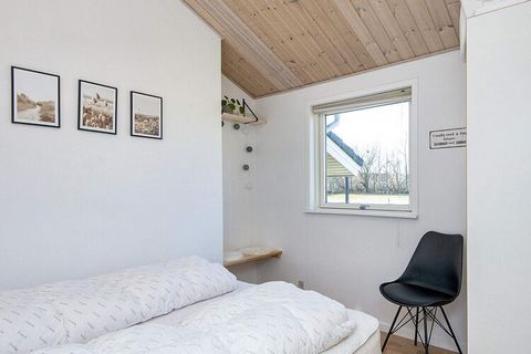 Casa de campo súper acogedora en Skaven Strand con spa y sauna. La cabaña es para 6 personas y las camas están divididas en 3 habitaciones: 2 con camas dobles y 1 habitación con 2 camas individuales. La sala de estar y la cocina están en conexión abi...