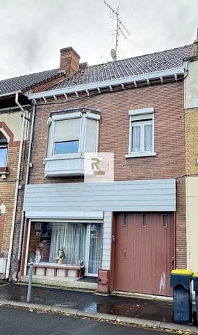 Exclusively in your Rue'Brique Immo agency! Come and discover this former business with great potential for first-time buyers or investors. It consists on the ground floor, of a living room of 37 m2, a shower room and a toilet. Upstairs, the landing ...