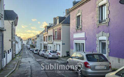Locmiquélic, 16 km from Lorient, house from the 30's partially renovated. Between the port and shops, discover this house from the 30's which consists of a main dwelling of about 90m2 and a T1 bis of about 45m2 which offers additional rental potentia...