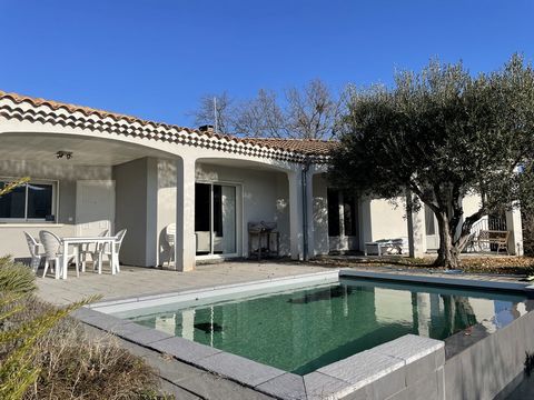 A vendre, Sud Ardèche, située à 5 mn de Vallon Pont d' Arc, propriété comprenant une villa principale de plain pied avec 2 gîtes indépendants d'environ 63.5 m2. La villa principale d'environ 125 m2 habitables avec piscine à débordement se compose d'u...