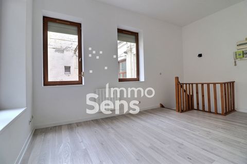 IMMOSENS EXCLUSIVITY *** T2 DUPLEX GARE ***   In the immediate vicinity of the Lille Flandres train station, beautiful renovated type 2 apartment of 35.71m2 Carrez law located on the raised ground floor, quiet on the courtyard in a secure and maintai...