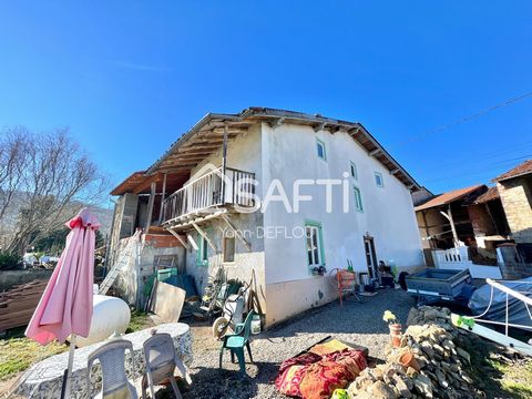 In a quiet hamlet between Foix and St Girons, the property consists of two independent houses, a barn under renovation in the middle of them and an annex barn to be completely renovated. All with 3 hectares of forest/meadow and an adjoining garden of...