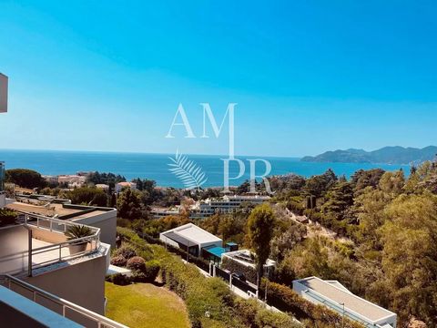 3-room luxury apartment located in La Croix des Gardes This quiet flat boasts a large terrace with magnificent sea views 1 master suite (bathroom, king-size bed...) 1 bedroom with en-suite shower room Bright living room with open-plan kitchen leading...