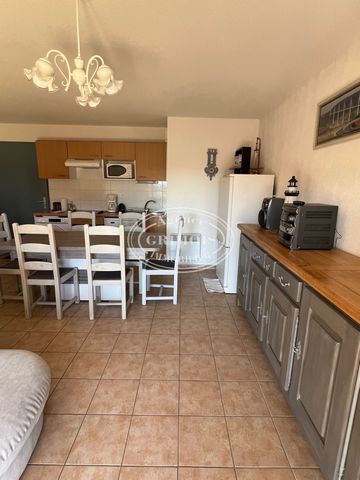 LEZIGNAN CORBIERES - Beautiful T3 apartment in perfect condition located on the 2nd and last floor of a very well maintained secure residence (built in 2009). It consists of a spacious living room of 28m2 with fitted kitchen, two bedrooms with cupboa...