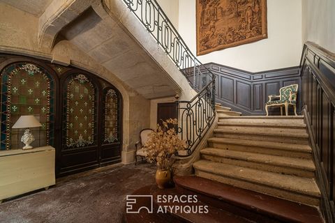 We have the privilege of presenting this exceptional, listed building, located in the heart of Narbonne. Majestic, located on Via Domitia, it spreads over 900 m2 of surface area, offering generous volumes that will satisfy different projects. You wil...