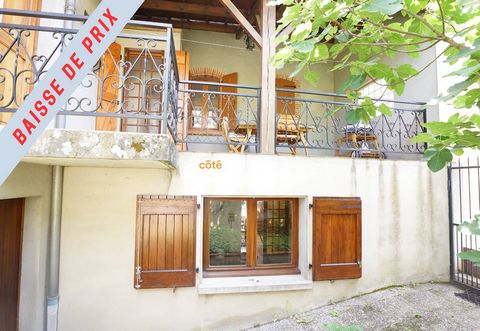 Village house in the center of Rabastens! House renovated in the early 90s, less than 5 minutes walk from amenities. On the ground floor: Living / dining room of more than 35 m2 is exposed EAST overlooking a semi open kitchen of 16 m2 facing West. It...