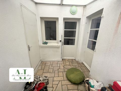 Les Agences du Loir presents this townhouse located in Durtal, currently rented at €480 per month. At the entrance, an airlock leads you to the left to a garage with manual door, while opposite is a simple fitted kitchen. There is also a living-dinin...