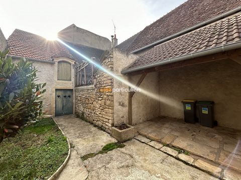 The Côté Particuliers Agency offers for sale this charming house located in the city center of Saint-Amand, a stone's throw from the main square and its shops. The house is composed of an entrance, kitchen with access to the courtyard, living room, l...