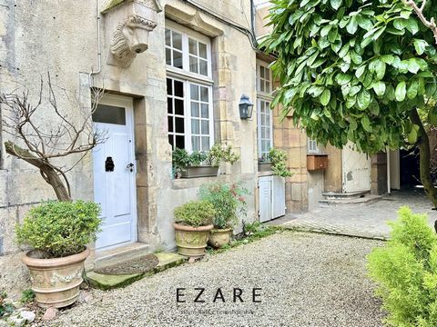 HISTORIC CENTRE on a wooded courtyard and in absolute calm, in a beautiful 17th century building of the private mansion type, this charming apartment on the ground floor benefits from the enjoyment of a small exterior and two separate entrances (idea...