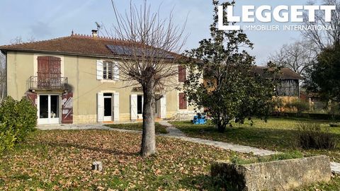 A26758MAE32 - Large old house built with earthen bricks on a flat garden, direct access to road and amenities. New heating by 3 heat pumps (9 Split streamers). Information about risks to which this property is exposed is available on the Géorisques w...