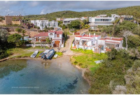 Charmante maison en bord de mer, située de manière privilégiée sur la belle île de Minorque. D’une superficie totale de 79 m² et d’un terrain de 193 m², cette propriété offre un espace cosy et fonctionnel. Il se compose de 4 chambres doubles et de 2 ...