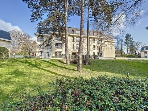 Versailles Clagny, on the raised ground floor of a beautiful freestone residence, wooded and guarded, this 49,5 m2 apartment offers day side: an entrance, a living room of approximately 20 m2, a large separate equipped and furnished kitchen . Night s...