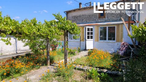 A21235CPI17 - Pretty stone house in the heart of the popular village of Dampierre sur Boutonne. A few minutes walk from a bar and food shop (with fresh bread) this popular location even boasts its own chateau! The house currently has a bedroom, showe...
