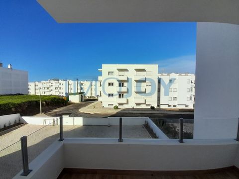 Apartment on the 1st floor with 110m2 of gross area to be branded, in a building of 6 apartments Located in Rua dos Marquinhos, 1 KM from the village of Ericeira where you will find all kinds of commerce, service and beaches. Comprising entrance hall...