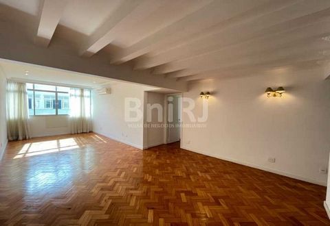 Enjoy the best of Leblon, just a few steps from the beach, on the beach block on General Urquiza street. This charming apartment, located at the back and on a high floor, offers a generous area of 118m² in the IPTU. Consisting of a spacious parquet l...