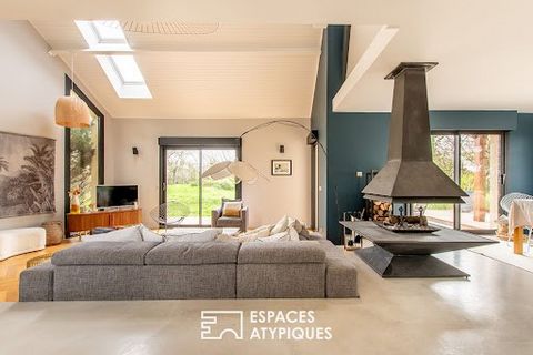 Ideally located to the west of Bouchemaine, this completely rehabilitated old farm offers a living space of nearly 244 sqm set on 6,400 sqm of land. Particularly remarkable for its generous volumes, this renovation was carried out with quality materi...