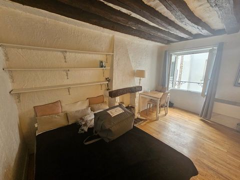 Stay close to the Palais-Royal in this charming 22m² studio on the 5th floor without elevator, in the 1st arrondissement. This beautiful apartment, has retained its exposed beams and overlooks the courtyard.   The main room (tiled floor) offers a dou...