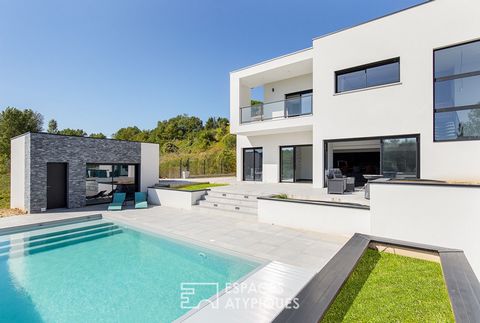 Located in the town of Corbarieu, a few minutes from shops and services, but also from the Montauban-Toulouse axis, this contemporary house spreads 200m2 on 2 levels. The 3 distinct spaces that make up the ground floor offer great ergonomics to this ...