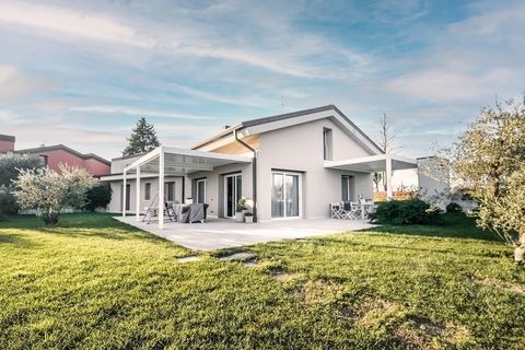 This modern two-storey villa is situated in a wonderfully peaceful location in Custoza in Sommacampagna. It impresses not only with its excellent location but also with its outstanding construction. Only high-quality materials were used in the renova...