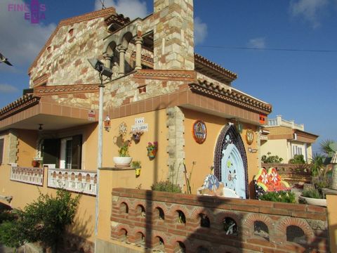 Belle maison de ville d angle à Brisas del Mar, Altafulla. Il se compose de 249m2 construits et 149m2 utiles selon le cadastre. La maison dispose d un grand séjour avec accès direct à la cuisine et à l un des balcons, d une grande cuisine indépendant...