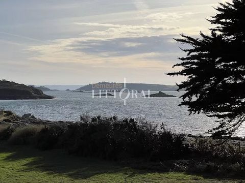 Enjoy breathtaking sea views with this rare property offering direct beach access. Built in the 1940s and facing south, this granite house sits majestically on a vast 6000m² plot, bordered by the sea and maritime pines. Nestled at the end of a cul-de...