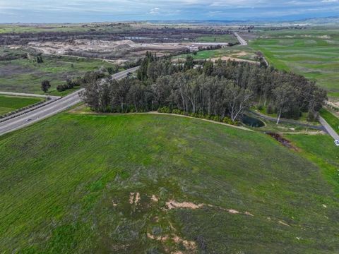 3.12 acres of prime real estate land on the bluff, is available for you to build your dream home with amazing views! The lot offers endless possibilities for elaborate outdoor entertainment, as well as the capacity to build six, seven, or more garage...