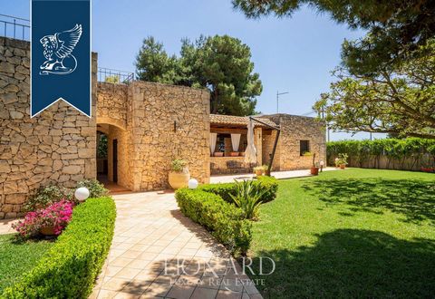 This wonderful villa with a pool is for sale on Siracusa's beautiful coast. The property consists of a main villa and an outbuilding for guests; it enjoys a perfectly maintained private garden, characterized by Mediterranean vegetation with citr...