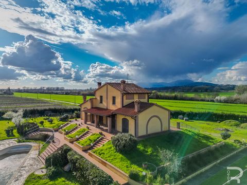 Looking for a villa in an excellent location? Then we have just the thing for you. The villa is surrounded by green areas that create a harmonious, calming atmosphere and offer an almost paradisiacal setting. The building consists of two separate apa...