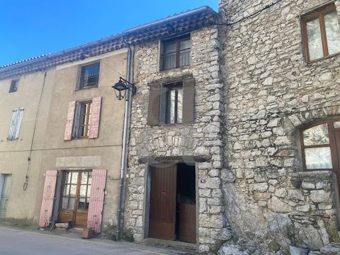 NYONS - EXCLUSIVITY 10 minutes from Nyons in a small village, beautiful renovation project for this stone house. You will enjoy 80 m² of living space with a nice view of the river. This house is for sale at Boschi immobilier Nyons, 26110 It consists ...