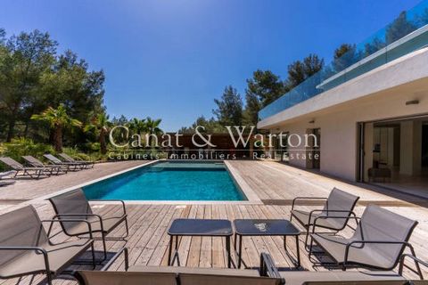 In the town of Bandol, 5 minutes by car from the port and the Golf de la Frégate, in a green and calm setting, we present to you a magnificent contemporary family villa of 290 m2 built on a plot of 2501 m2. It has splendid volumes on the ground floor...