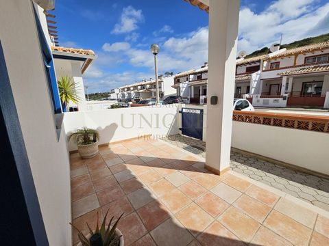 3 Bedroom 2 storey townhouse in Burgau seaside village, in short walking distance to the beach and village center. Gound floor - spacious living room with fireplace, separate fitted kitchen, 1 bathroom, garage for 1 car, outdoor terrace with bbq and ...