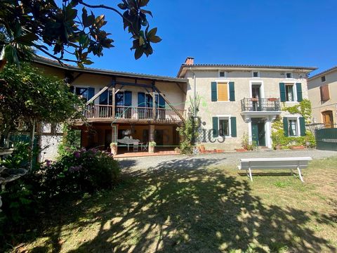 In the area of Salies-du-Salat, this large Commingois style house of about 280 m2 of living space with outbuildings will blow your mind! On a fenced plot of 771 m2 with swimming pool, consisting of 5 bedrooms, 2 bathrooms, a shower room and much more...