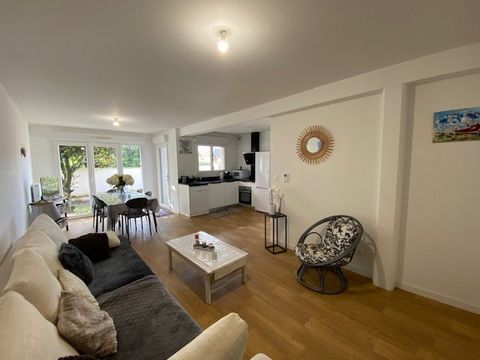 Appartement en rez-de-jardin , spacieux et très lumineux, avec une belle terrasse sur un terrain de 150 m2 , il se compose d'un grand espace salon séjour cuisine, 2 chambres, une grande salle d'eau et un wc indépendant. Nombreux rangements, proches d...