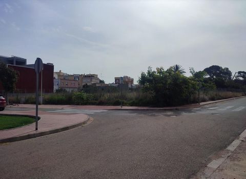 Excellent opportunity to acquire ownership of this residential urban land located in the town of El Verger, province of Alicante. It is an undeveloped urban land, adjacent to other unbuilt land and a detached single-family house. It has perimeter fen...