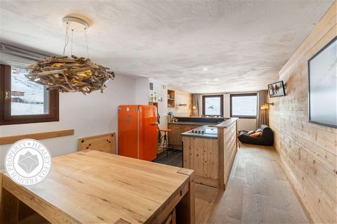 Discover this exceptional property ideally located near the slopes and shops. This 52 sq.m apartment has been entirely renovated and includes an entrance hall, a fully equipped kitchen opening onto the living room, two bedrooms that can accommodate 6...