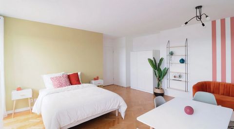 Discover this spacious 25 m² room for rent in Saint-Denis. It is located in a 91 m² coliving flat on the 6th floor of a quiet residence. Just 10 minutes from metro line 12 and the 