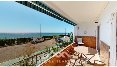 Droomappartement aan de Eerste Strandlijn in Torrox Costa, El Peñoncillo - Een Absolute Zeldzaamheid! Beleef het hoogtepunt van het kustleven met dit exclusieve appartement aan het strand. Geniet van een onbelemmerd, adembenemend uitzicht op de zee d...