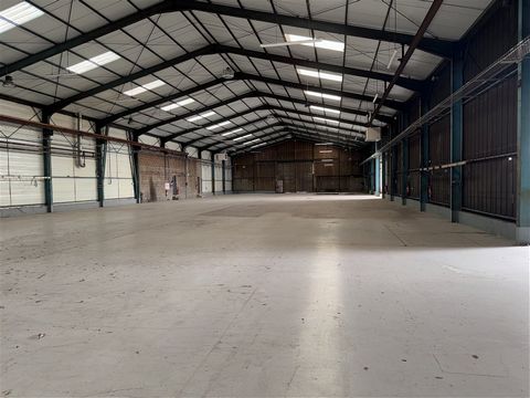 Industrial building of 1800m2 + storage Industrial building available immediately. It is composed of a workshop of 1740m2, plus offices of 60m2 There is an outdoor storage area on asphalt of 3200m2 The land is 10,244m2 in total. Electrical installati...