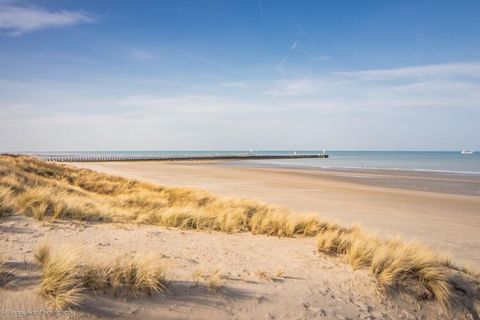 1 bedroom apartment located on the sea wall. Nestled in the serene coastal town of Nieuwpoort, this exquisite apartment offers the perfect blend of comfort, convenience, and breathtaking vistas. Located just a stone's throw away from the pristine san...