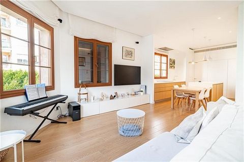 Palm. Center. Next to Paseo Mallorca. Very bright apartment with an area of approximately 116m2 consisting of a living room with integrated kitchen furnished and equipped, 3 double bedrooms, 2 bathrooms (1 en suite), parquet floors, hot and cold air ...