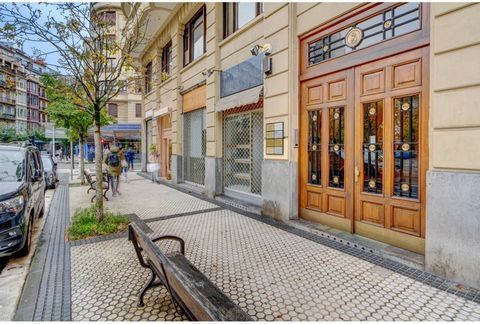 OPPORTUNITY! In Calle Secundino Esnaola 3, you will find this shop window storefront, ideal for commercial use in an area of great commercial demand. With a distribution over 2 floors, the main floor has a large showcase and 2 independent rooms, whil...