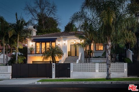 A rare find. With its prime location south of Ventura Blvd, this stunning home offers the perfect blend of luxury, convenience, and tranquility. Featuring three bedrooms and two bathrooms, this residence is ideal for those seeking a comfortable yet s...