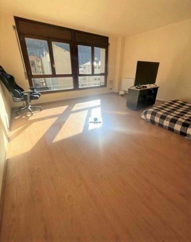 Enjoy the natural light that illuminates this apartment throughout the day, thanks to its panoramic views of the landscape that will leave you breathless. It is ideal for lovers of nature and properties with design finishes. Santa Coloma d'Andorra is...