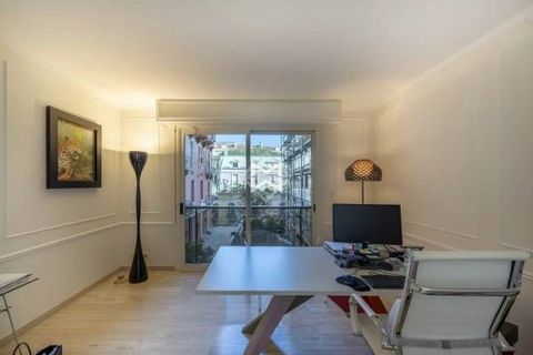 Located on the 5th floor in a prestigious residence “Le Montaigne”: a mixed-use studio, residential or office. Completely renovated, bright and refined - a few steps from Place du Casino, this welcoming studio consists of an entrance hall, a main roo...