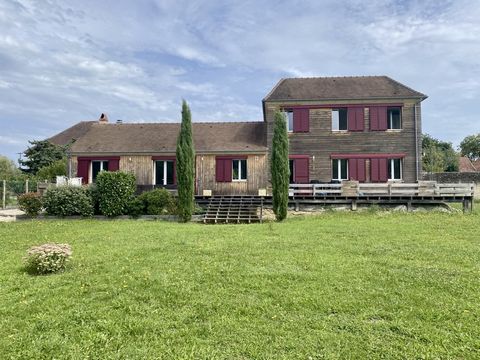 Located between Avallon and Semur-en-Auxoix and only 1 hour 30 minutes from Paris door to door by the TGV station of Montbard.House composed on the ground floor of an entrance hall opening onto a double living room equipped with a wood stove, an open...