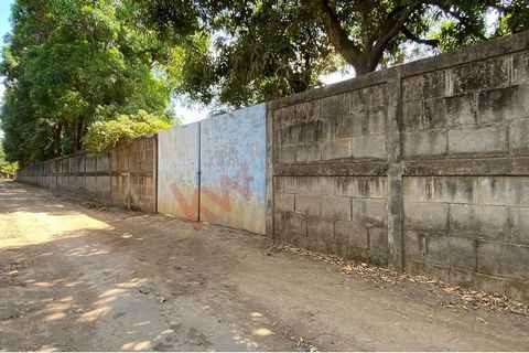 This centrally located beautiful property right in the colonial city of Leon offers enormous potential and is especially suitable for development projects. Owing to its ideal location, almost all the amenities are in direct proximity and therefore ef...