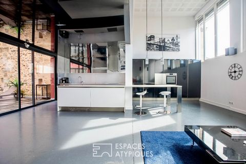 Plongez dans l'univers de ce magnifique loft de 176 m2, réparti sur deux niveaux, au coeur d'une copropriété issue de la transformation d'une ancienne usine en trois lofts modernes. Dès l'entrée, le charme opère par son caractère unique et son atmosp...